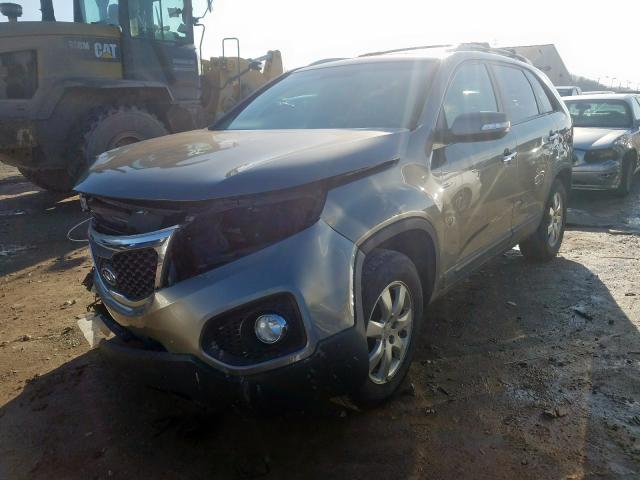 5XYKT3A11BG172141 - 2011 KIA SORENTO BASE  photo 2