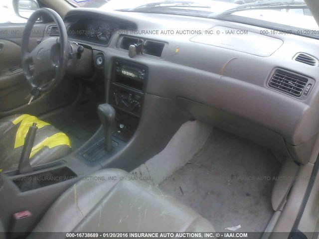 4T1BF28K5WU043755 - 1998 TOYOTA CAMRY CE/LE/XLE BEIGE photo 5