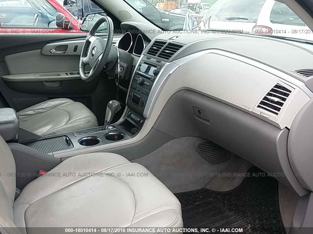 1GNLVGED4AJ225575 - 2010 CHEVROLET TRAVERSE LT GRAY photo 5