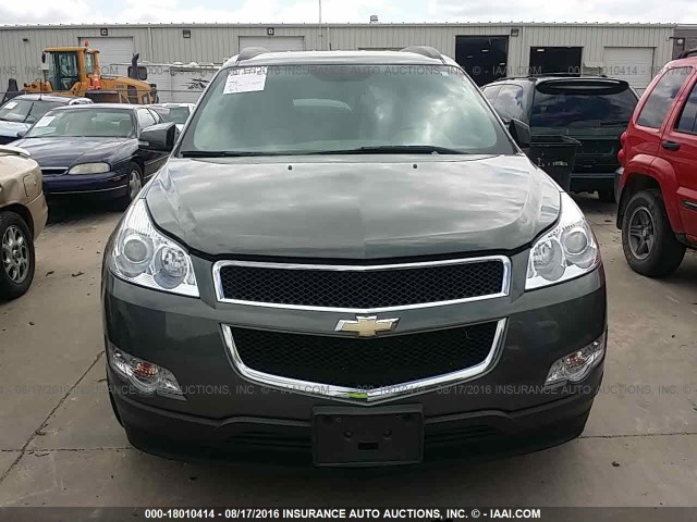 1GNLVGED4AJ225575 - 2010 CHEVROLET TRAVERSE LT GRAY photo 6