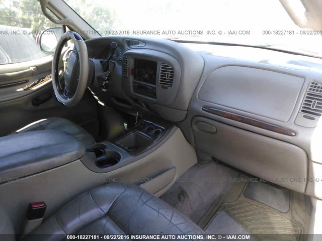 5LMEU27R32LJ02770 - 2002 LINCOLN NAVIGATOR RED photo 5
