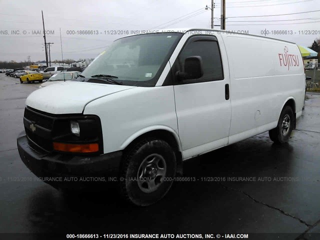 1GCFG154481232341 - 2008 CHEVROLET EXPRESS G1500  WHITE photo 2