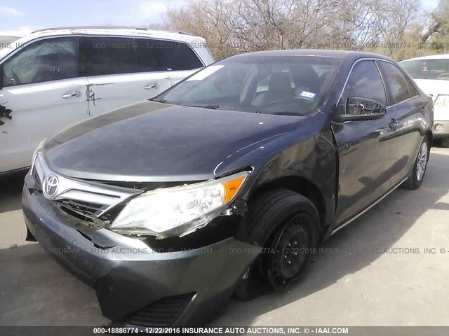 4T1BF1FK0CU023132 - 2012 TOYOTA CAMRY SE/LE/XLE GRAY photo 2