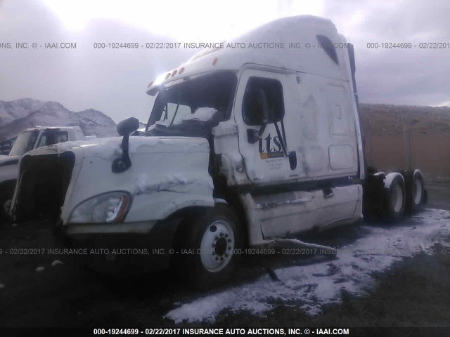 1FUJGLDR2CSBD2641 - 2012 FREIGHTLINER CASCADIA 125  WHITE photo 2