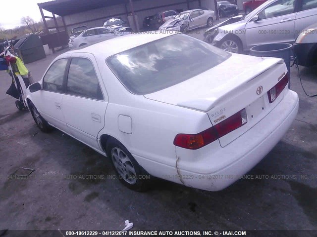 4T1BG22KXYU739147 - 2000 TOYOTA CAMRY CE/LE/XLE WHITE photo 3