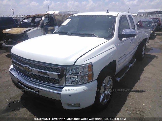 1GCRCSE08BZ167708 - 2011 CHEVROLET SILVERADO C1500 LT WHITE photo 2