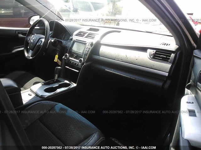 4T1BF1FK4EU406011 - 2014 TOYOTA CAMRY L/SE/LE/XLE 灰色 照片 5