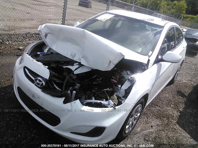 KMHCT4AE9GU012555 - 2016 HYUNDAI ACCENT SE WHITE photo 2