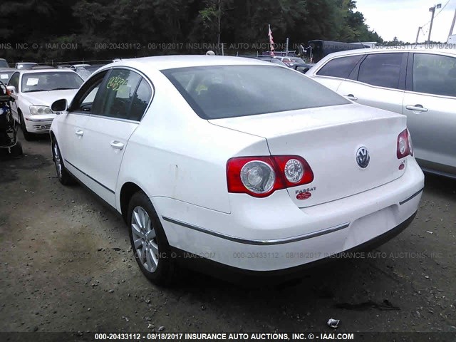 WVWJK73C68E205785 - 2008 VOLKSWAGEN PASSAT TURBO WHITE photo 3