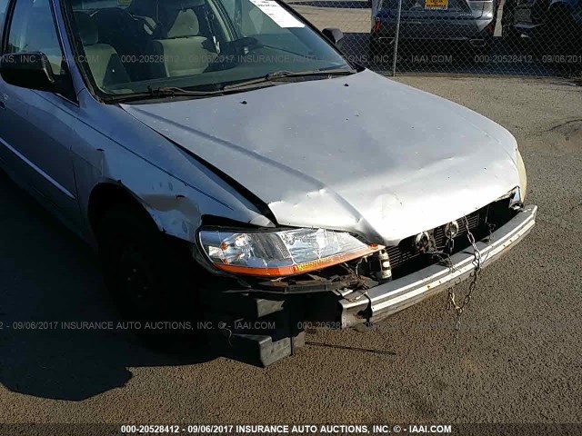 1HGCF86692A087305 - 2002 HONDA ACCORD VALUE SILVER photo 6