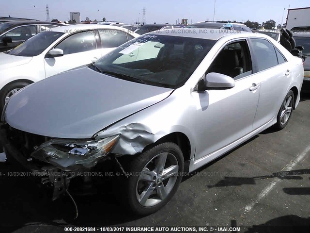 4T1BF1FK6CU613738 - 2012 TOYOTA CAMRY SE/LE/XLE SILVER photo 2