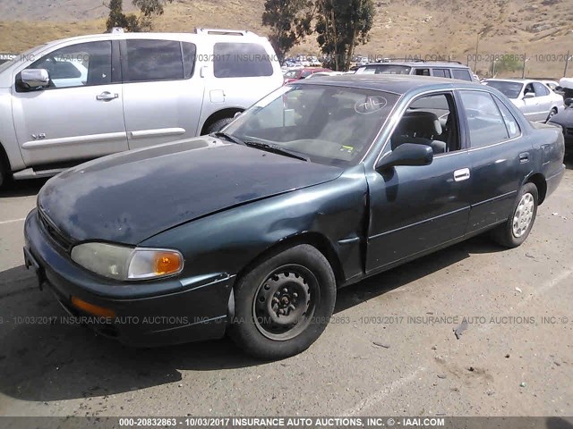 4T1BG12K2TU701592 - 1996 TOYOTA CAMRY DX/LE/XLE GREEN photo 2