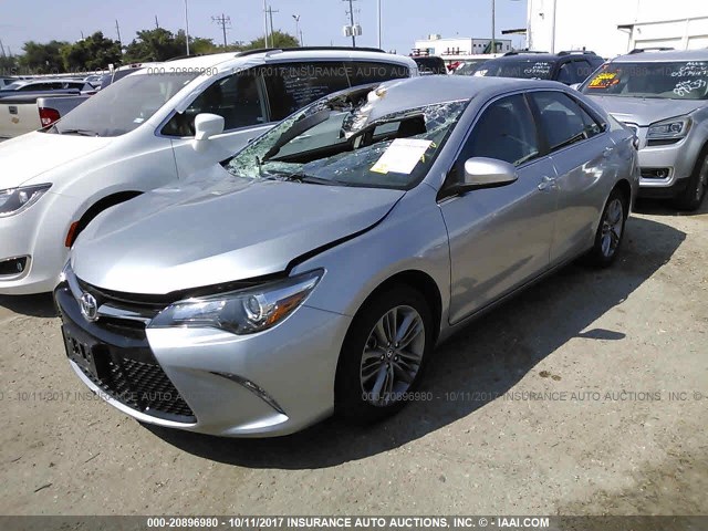 4T1BF1FKXHU328712 - 2017 TOYOTA CAMRY LE/XLE/SE/XSE SILVER photo 2
