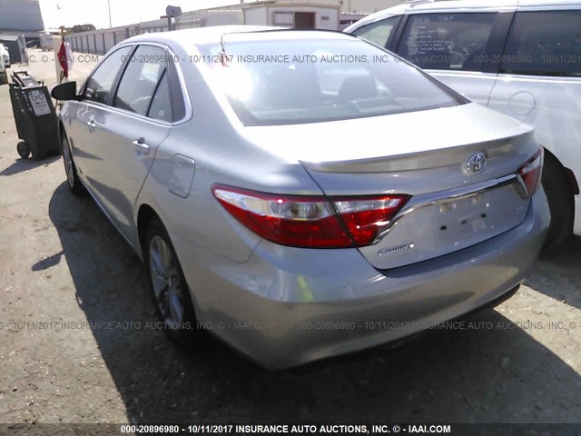 4T1BF1FKXHU328712 - 2017 TOYOTA CAMRY LE/XLE/SE/XSE SILVER photo 3