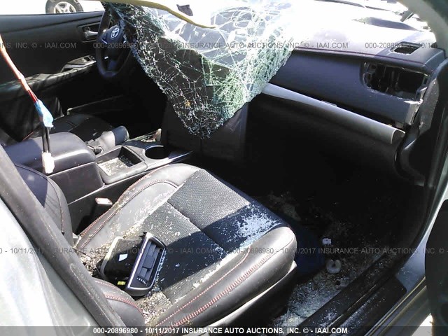 4T1BF1FKXHU328712 - 2017 TOYOTA CAMRY LE/XLE/SE/XSE SILVER photo 5