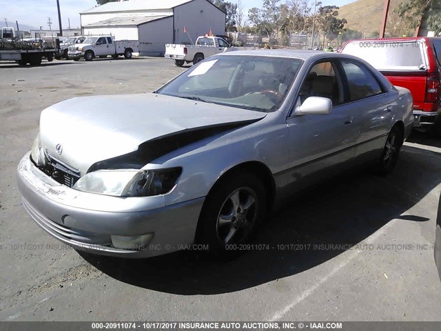 JT8BF28G4W5046381 - 1998 LEXUS ES 300 SILVER photo 2