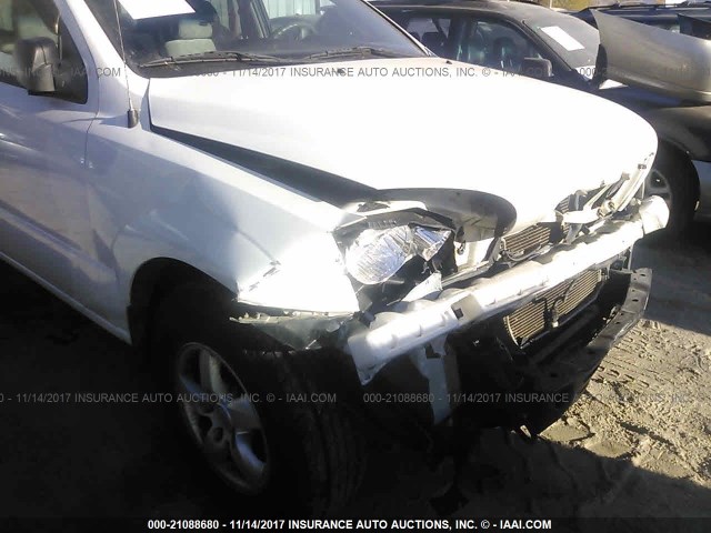 KNDJC733265505477 - 2006 KIA SORENTO EX/LX WHITE photo 6