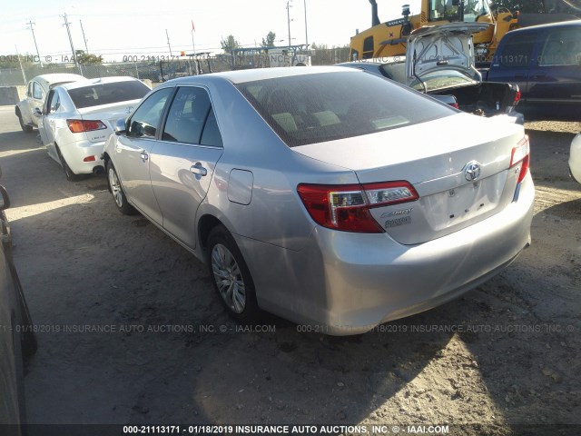 4T1BF1FK9DU292442 - 2013 TOYOTA CAMRY L/SE/LE/XLE 银色 照片 3