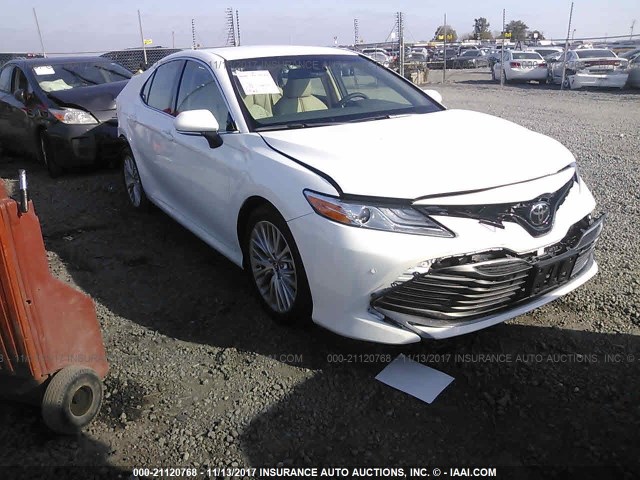 4T1B11HK9JU005379 - 2018 TOYOTA CAMRY L/LE/XLE/SE/XSE WHITE photo 1