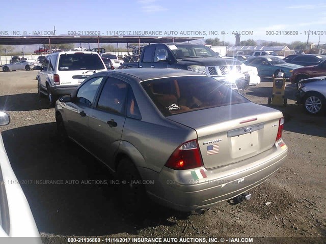 1FAFP34N85W127165 - 2005 FORD FOCUS ZX4 TAN photo 3