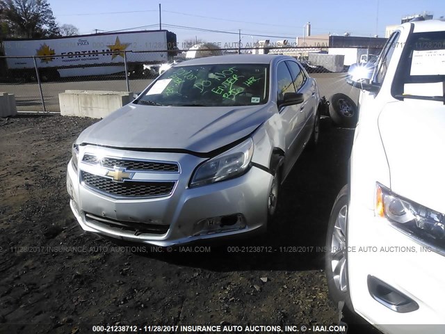 1G11B5SA7DF161698 - 2013 CHEVROLET MALIBU LS 银色 照片 2