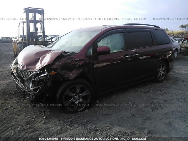 5TDXZ3DC3HS795175 - 2017 TOYOTA SIENNA SE RED photo 2