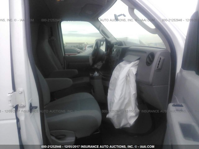 1FTNE1EW3BDA12472 - 2011 FORD ECONOLINE E150 VAN WHITE photo 5