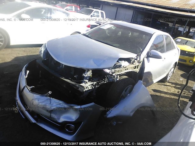 4T1BF1FK0DU214115 - 2013 TOYOTA CAMRY L/SE/LE/XLE 银色 照片 2