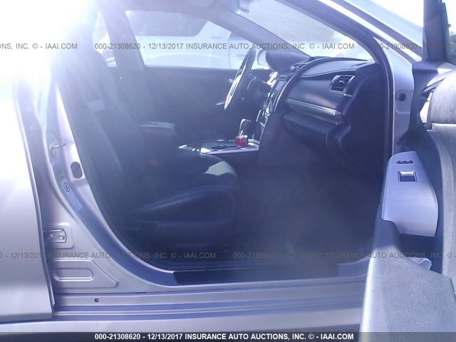 4T1BF1FK0DU214115 - 2013 TOYOTA CAMRY L/SE/LE/XLE 银色 照片 5