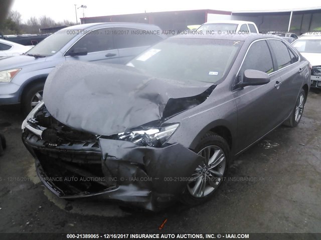 4T1BF1FK9FU498699 - 2015 TOYOTA CAMRY LE/XLE/SE/XSE GRAY photo 2