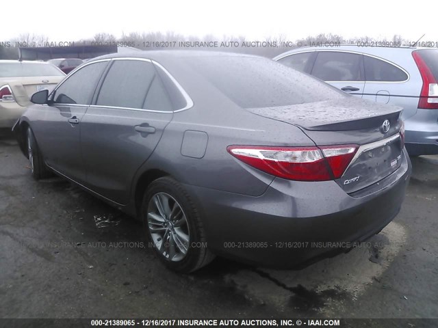 4T1BF1FK9FU498699 - 2015 TOYOTA CAMRY LE/XLE/SE/XSE GRAY photo 3