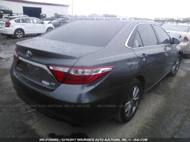 4T1BF1FK9FU498699 - 2015 TOYOTA CAMRY LE/XLE/SE/XSE GRAY photo 4