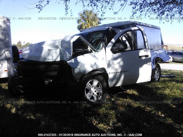 1GCEC14X18Z132850 - 2008 CHEVROLET SILVERADO C1500 WHITE photo 2