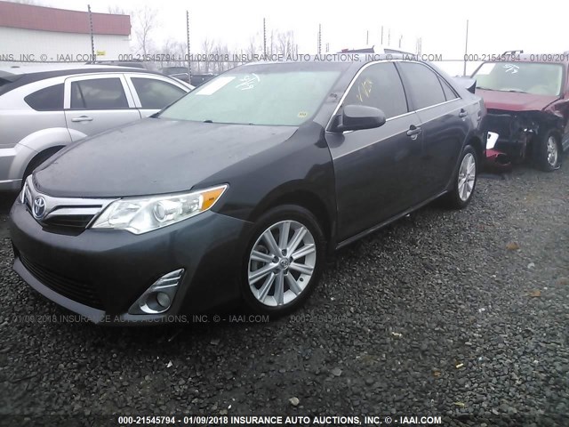 4T1BD1FK5DU082989 - 2013 TOYOTA CAMRY HYBRID/LE/XLE GRAY photo 2