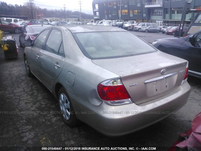 JTDBE32K353017598 - 2005 TOYOTA CAMRY LE/XLE/SE TAN photo 3