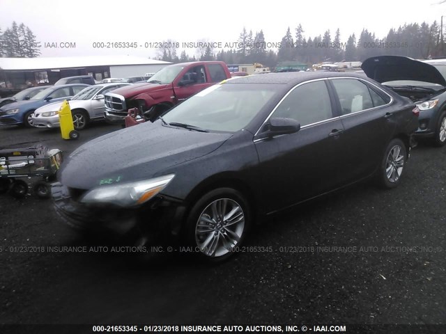 4T1BF1FK4FU025180 - 2015 TOYOTA CAMRY LE/XLE/SE/XSE BLACK photo 2