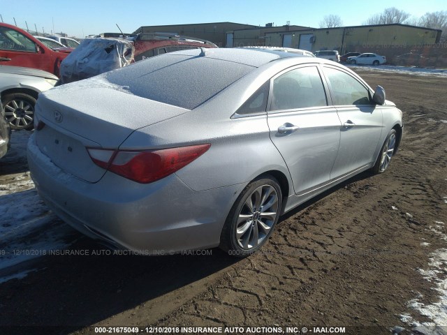 5NPEC4AC0DH633748 - 2013 HYUNDAI SONATA SE/LIMITED SILVER photo 4