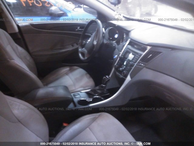 5NPEC4AC0DH633748 - 2013 HYUNDAI SONATA SE/LIMITED SILVER photo 5