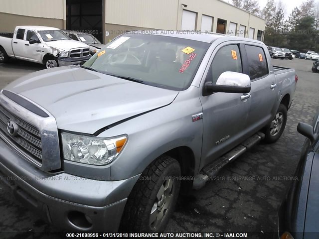 5TBDV58137S462954 - 2007 TOYOTA TUNDRA CREWMAX LIMITED SILVER photo 2