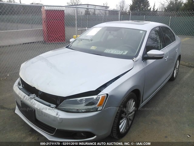 3VWL17AJ8EM359902 - 2014 VOLKSWAGEN JETTA SEL SILVER photo 2