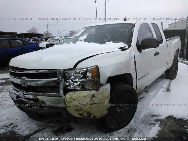 1GCEC19X69Z254727 - 2009 CHEVROLET SILVERADO C1500 WHITE photo 2