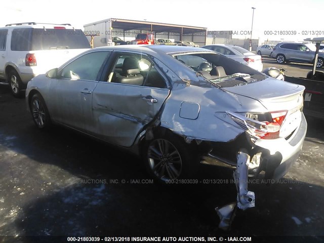 4T1BF1FK4HU415411 - 2017 TOYOTA CAMRY LE/XLE/SE/XSE SILVER photo 3