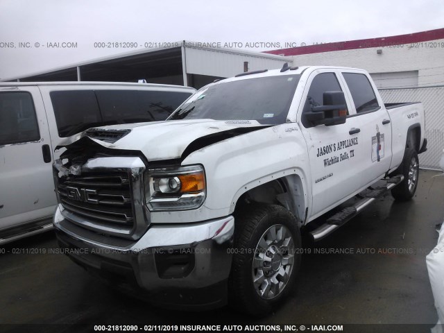 1GT12REY1JF124245 - 2018 GMC SIERRA K2500 HEAVY DUTY WHITE photo 2