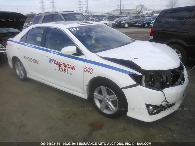 4T1BF1FK3CU132023 - 2012 TOYOTA CAMRY SE/LE/XLE WHITE photo 1