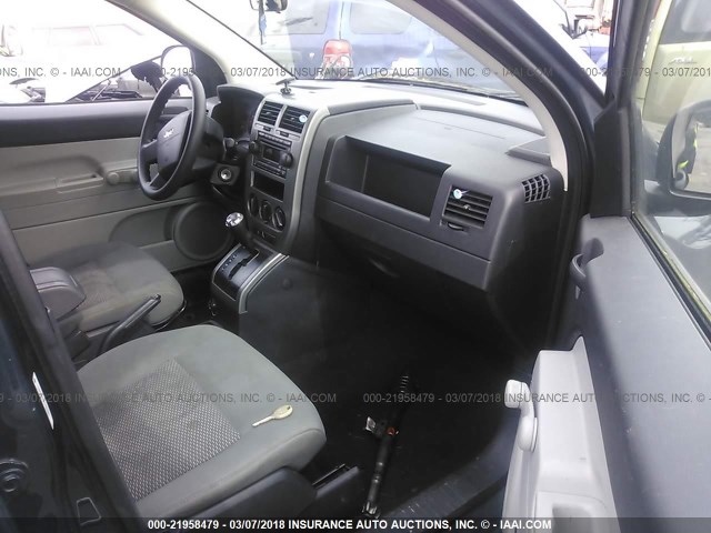 1J8FF47W47D390039 - 2007 JEEP COMPASS GRAY photo 5