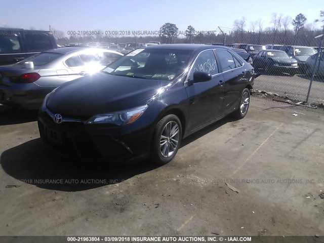 4T1BF1FK5HU367983 - 2017 TOYOTA CAMRY LE/XLE/SE/XSE BLACK photo 2