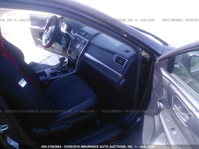 4T1BF1FK5HU367983 - 2017 TOYOTA CAMRY LE/XLE/SE/XSE BLACK photo 5
