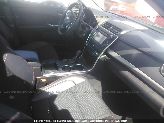 4T1BF1FK7HU697186 - 2017 TOYOTA CAMRY LE/XLE/SE/XSE BLACK photo 5