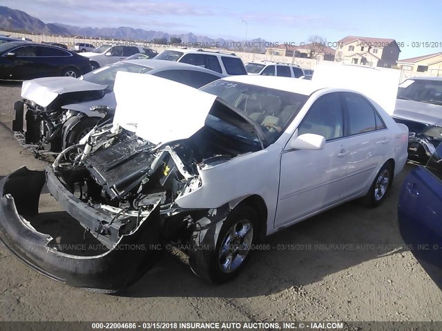 4T1BE32K62U094256 - 2002 TOYOTA CAMRY LE/XLE/SE WHITE photo 2
