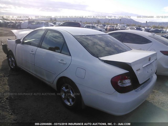 4T1BE32K62U094256 - 2002 TOYOTA CAMRY LE/XLE/SE WHITE photo 3